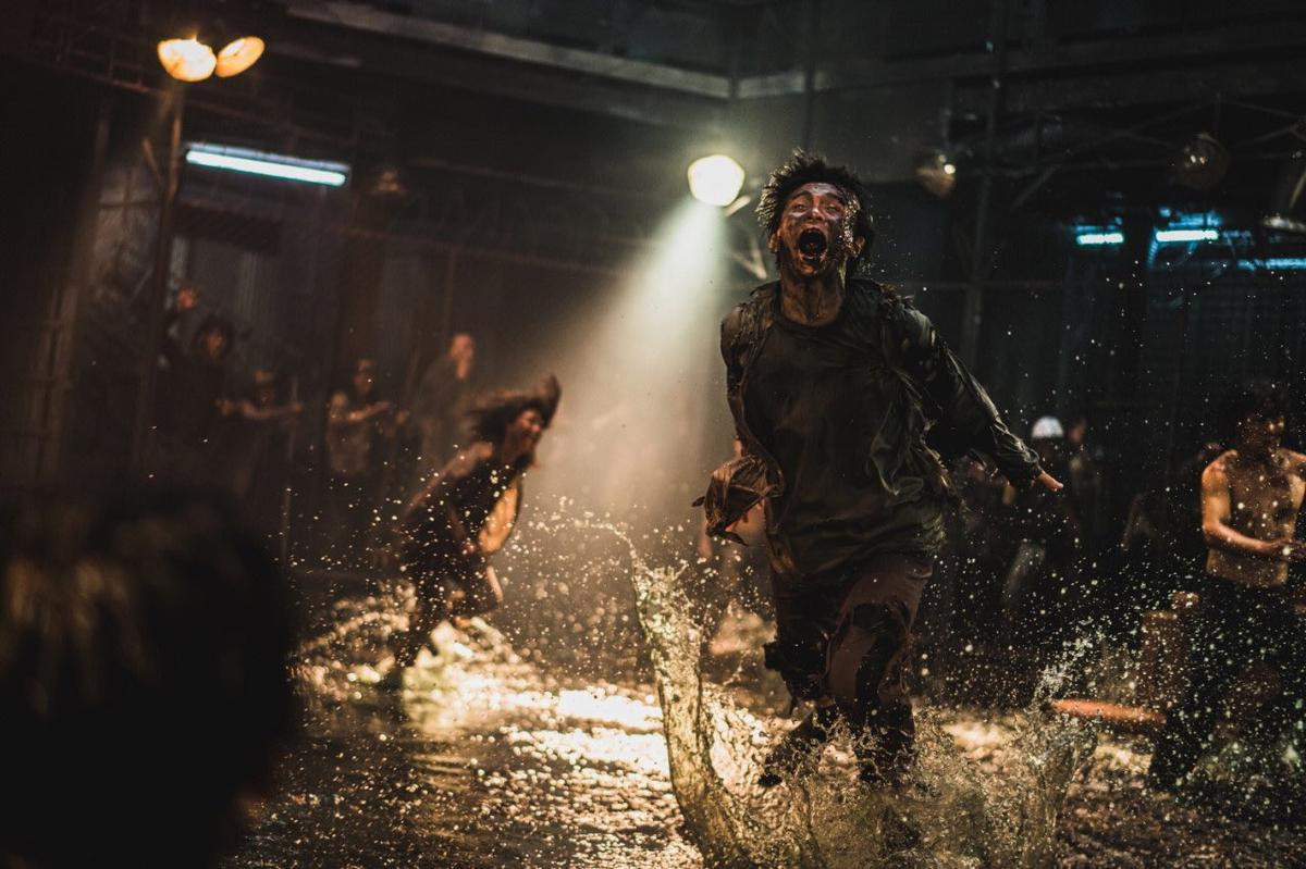 Bom tấn 'Train To Busan 2' phát hành hình ảnh đầu tiên của Kang Dong Won và tạo hình đáng sợ của zombie Ảnh 2