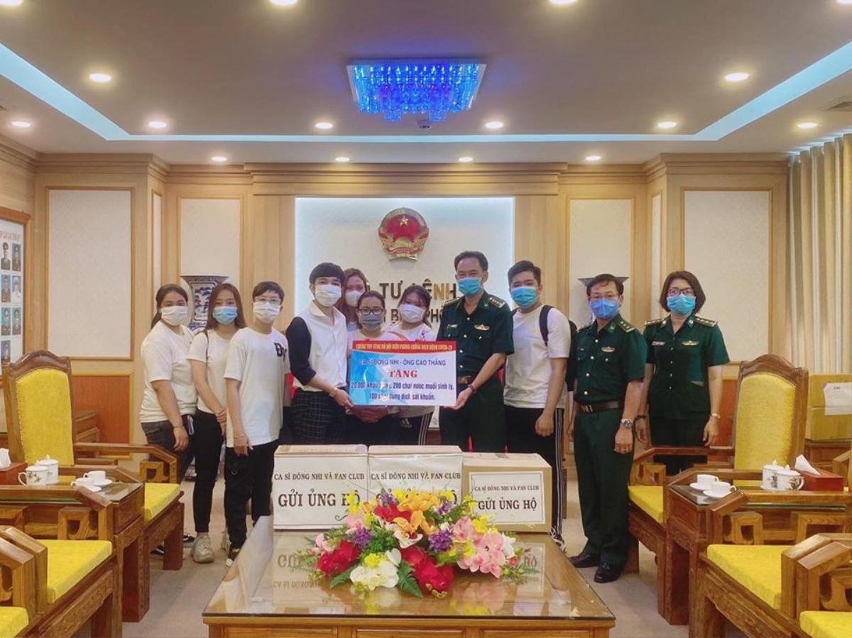 Vợ chồng Đông Nhi - Ông Cao Thắng cùng fan-club trao tặng 35.000 khẩu trang và nhiều vật dụng y tế Ảnh 1