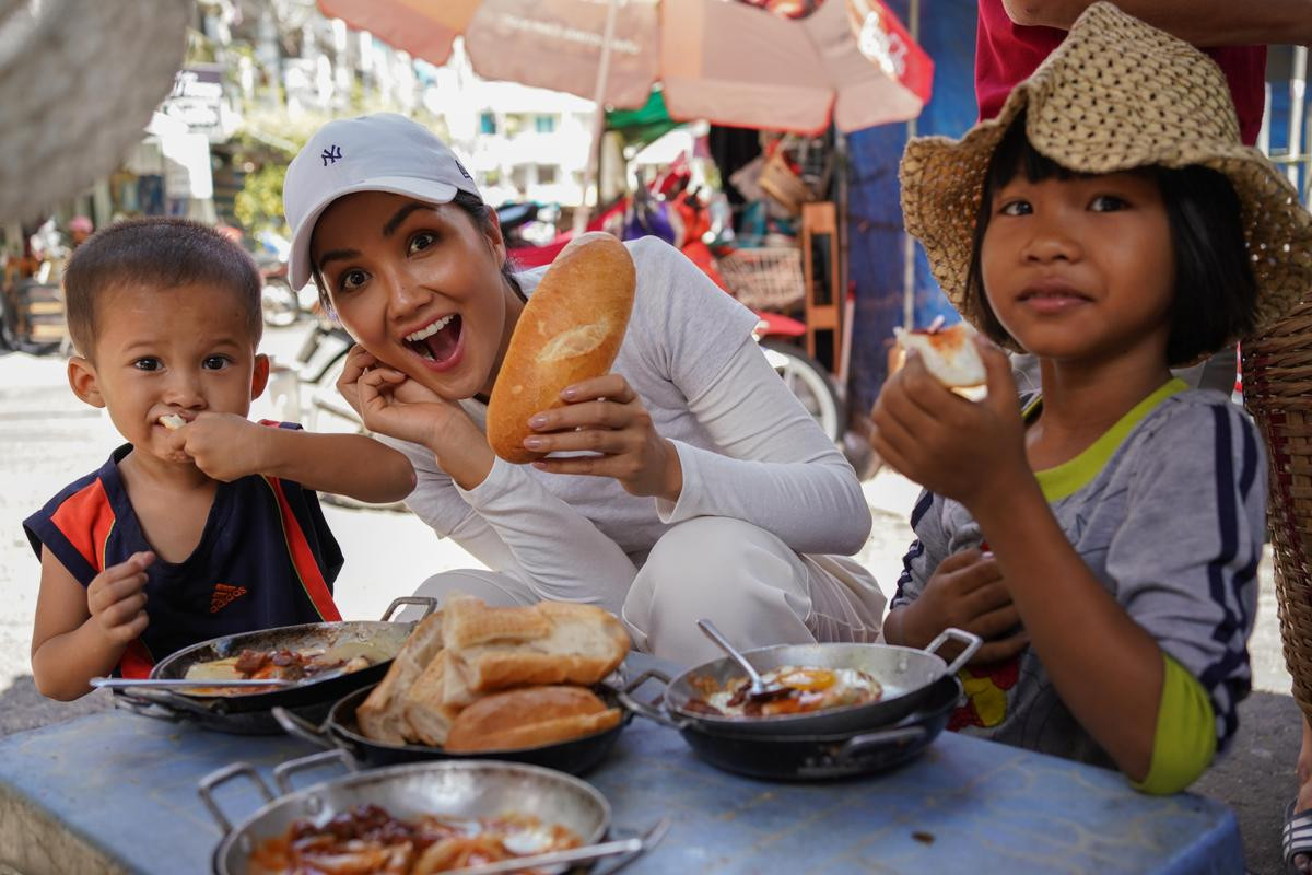 Làm Vlog ăn bánh mì, H'Hen Niê được khen: 'Con đẹp như hoa hậu, không cần thi cũng dư đậu' Ảnh 5