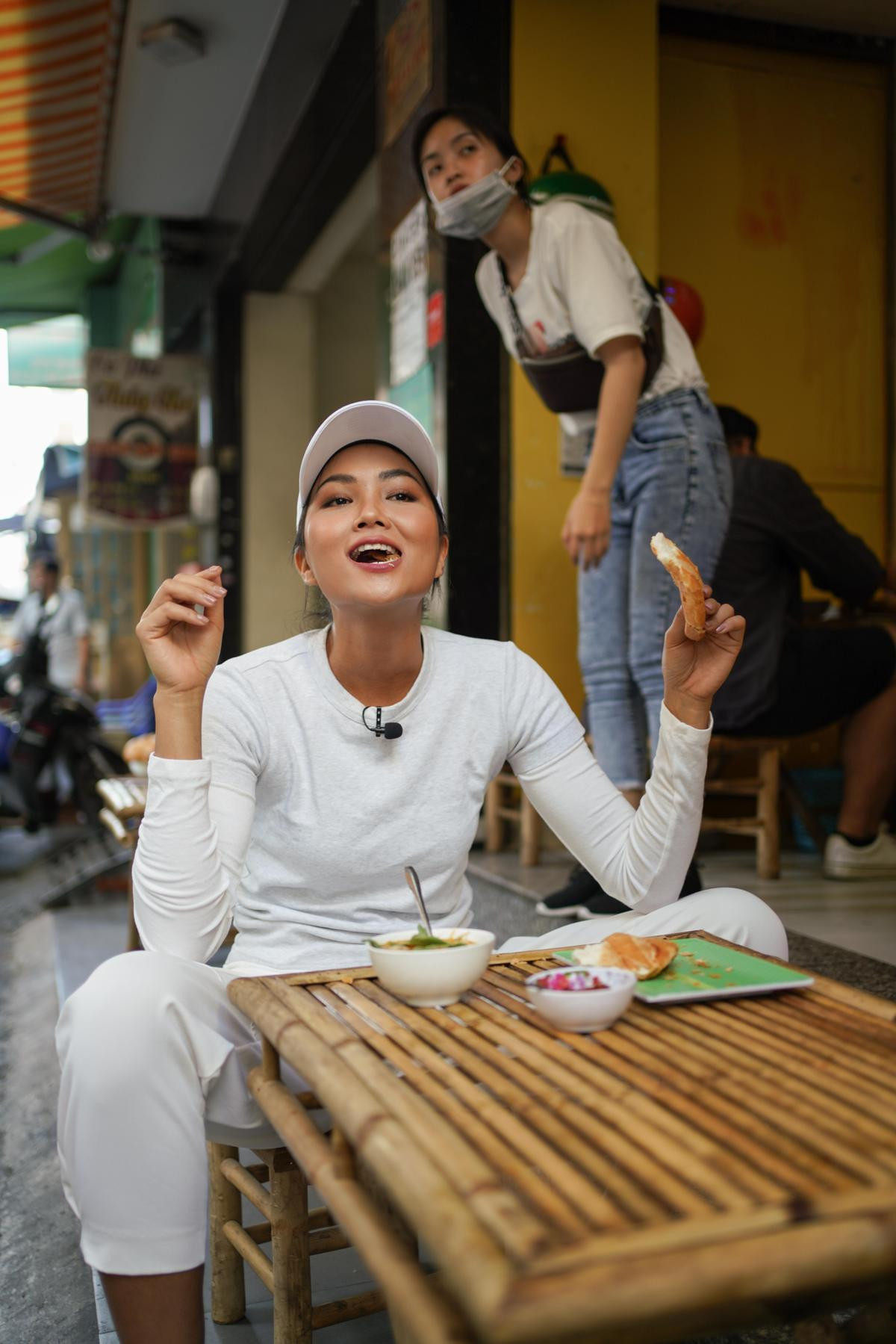 Làm Vlog ăn bánh mì, H'Hen Niê được khen: 'Con đẹp như hoa hậu, không cần thi cũng dư đậu' Ảnh 9