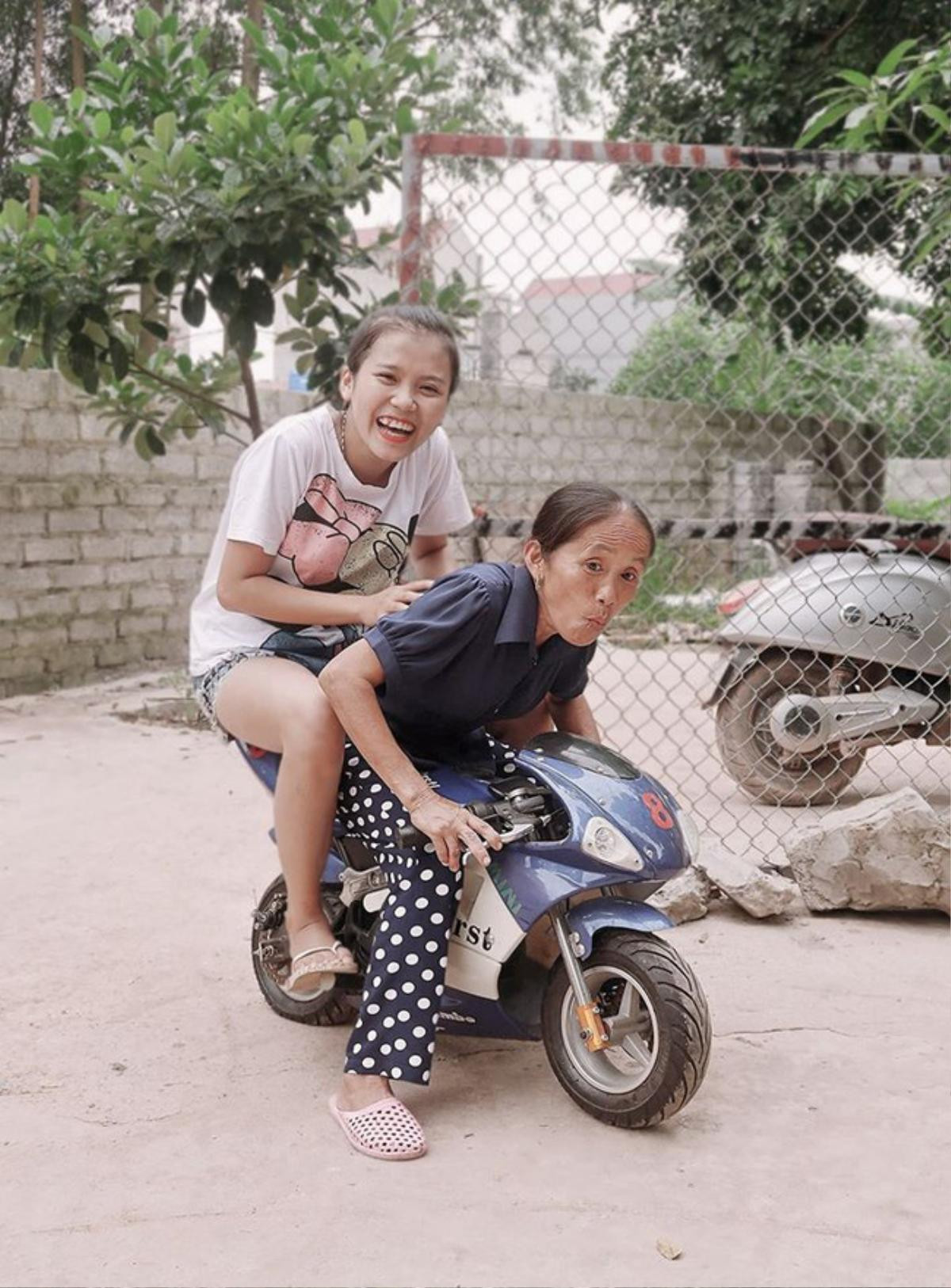 Con gái bà Tân Vlog bị dân tình 'ném đá' vì cách làm đồ ăn mất vệ sinh khi quay Vlog Ảnh 1