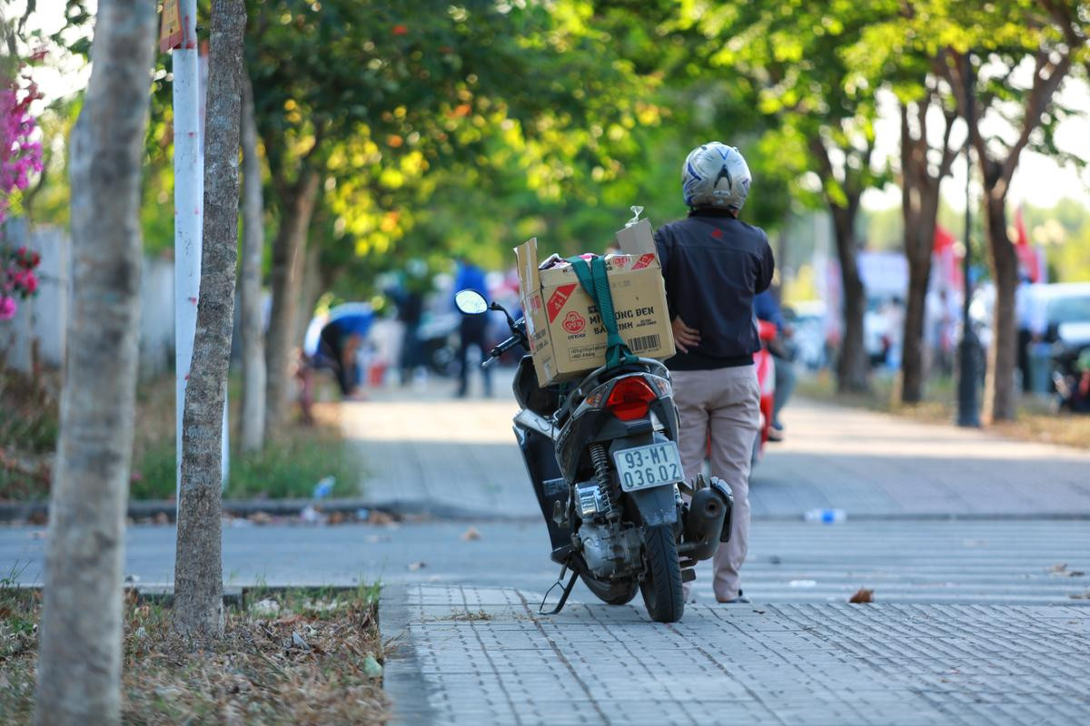 Nhiều người vẫn lén ném đồ, vượt tường rào để tiếp tế ở khu cách ly Ảnh 8