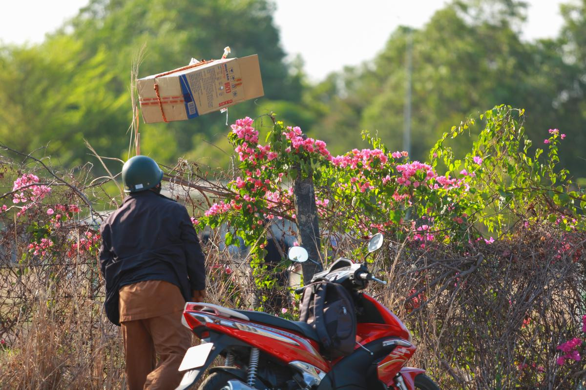 Nhiều người vẫn lén ném đồ, vượt tường rào để tiếp tế ở khu cách ly Ảnh 10