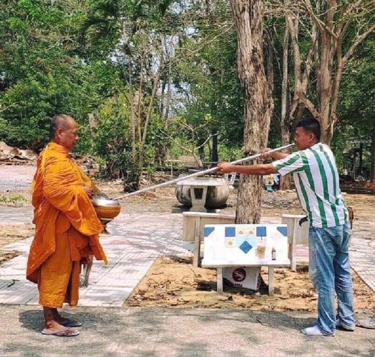 'Cười té ghế' trước muôn vàn cách 'hạn chế tiếp xúc với người lạ' của cư dân mạng giữa mùa dịch COVID-19 Ảnh 9