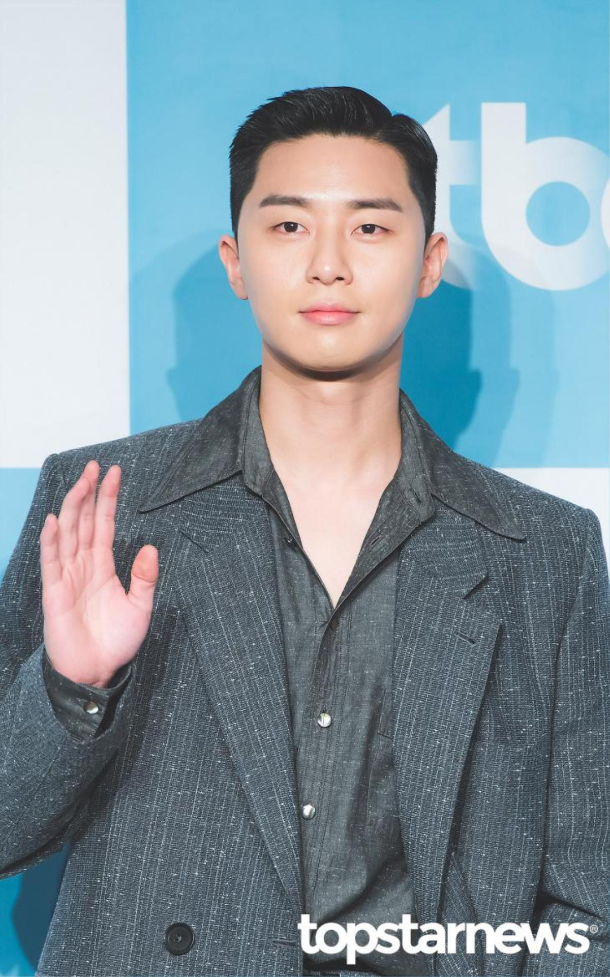 Park Seo Joon sẽ 'yêu đương' Jeon Ji Hyun trong phim của đạo diễn 'Hậu duệ mặt trời'? Ảnh 6