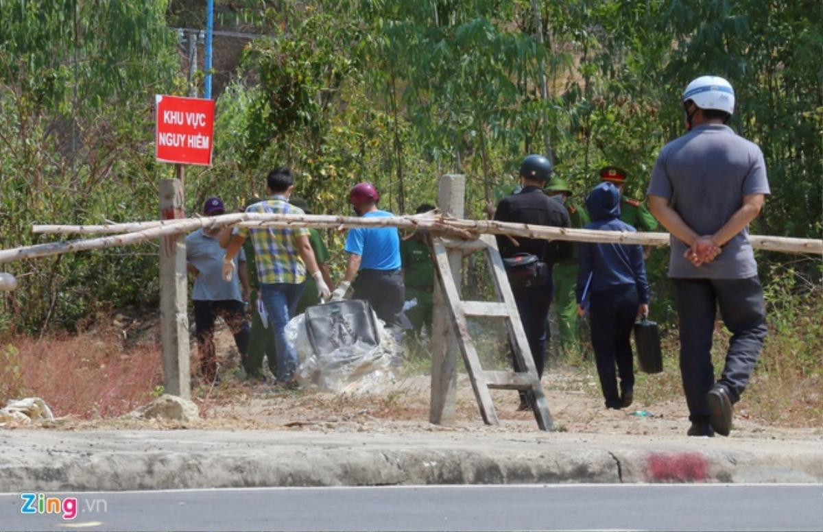 Tá hỏa phát hiện thi thể trong chiếc vali giấu ở bụi rậm Ảnh 1