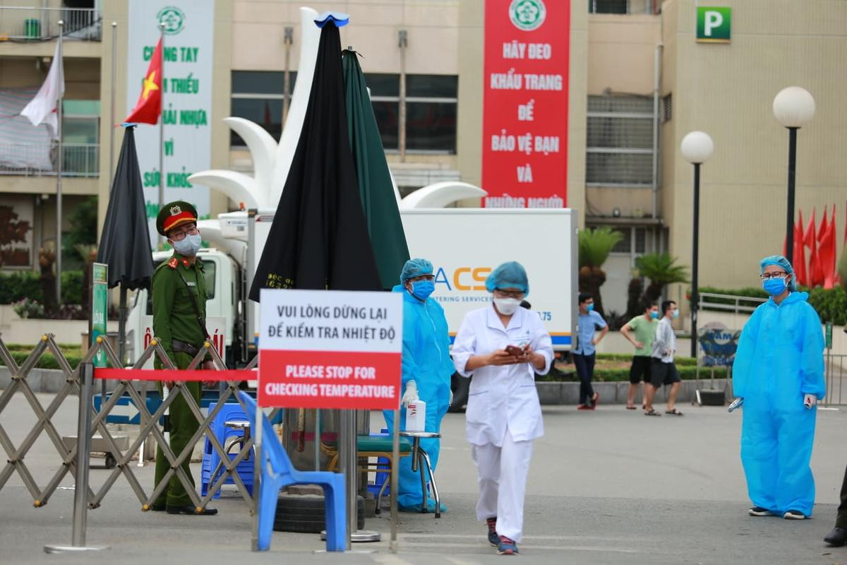 Quang cảnh Bệnh viện Bạch Mai đóng cửa ‘nội bất xuất ngoại bất nhập’ sau 8 ca mắc COVID-19 Ảnh 7