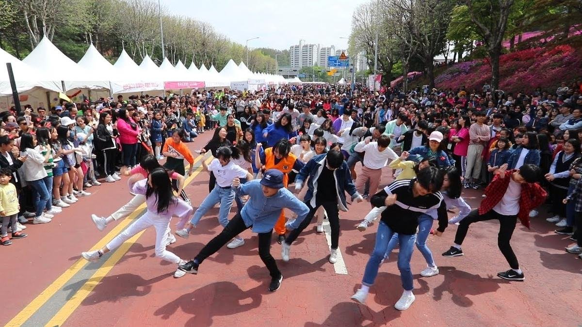 Những lần 'đột kích' sự kiện Kpop Dance Public của idol khiến fan 'bấn loạn': Từ hóa người qua đường đến cụ ông ốm yếu không ai nhận ra Ảnh 1