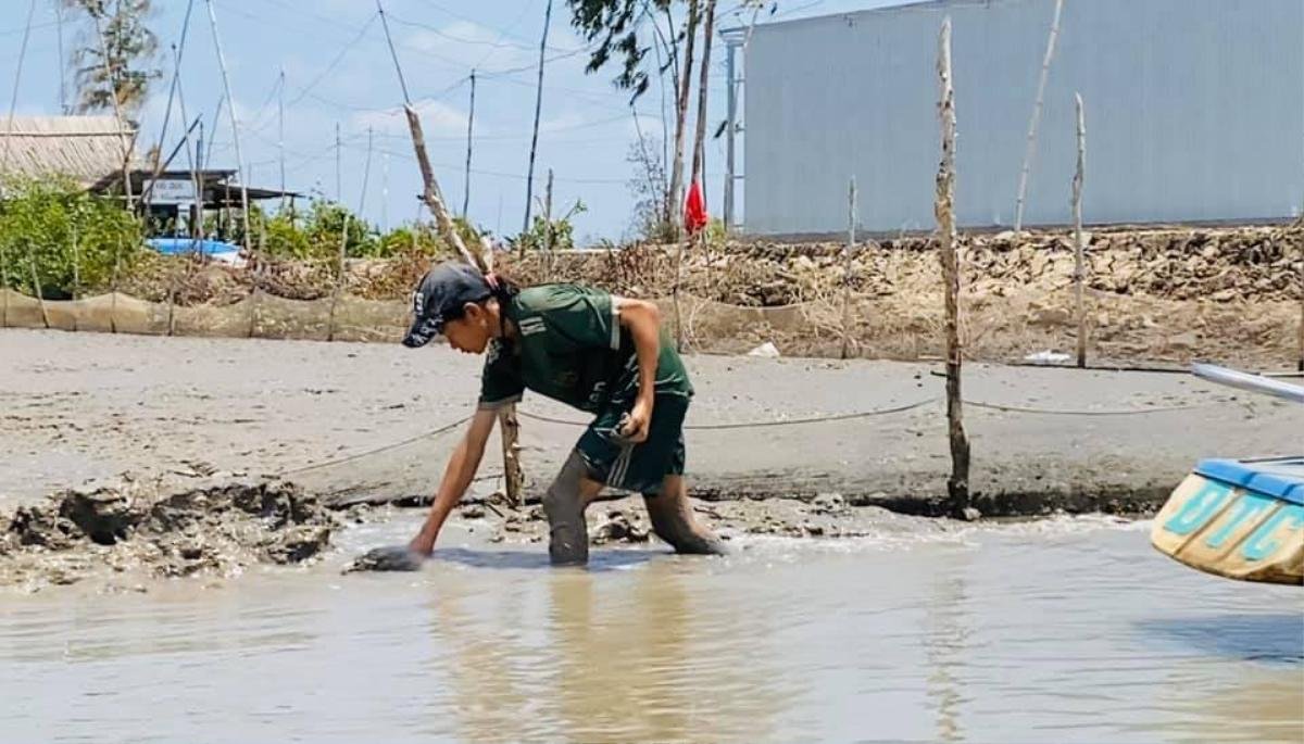 Thuỷ Tiên khóc nghẹn khi thấy người dân miền Tây khổ cực, lam lũ Ảnh 3