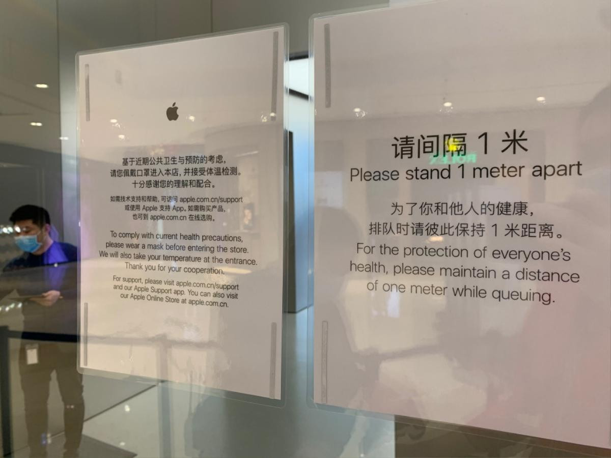 iFan Trung Quốc nô nức xếp hàng vào Apple Store sau nhiều ngày đóng cửa vì COVID-19 Ảnh 1