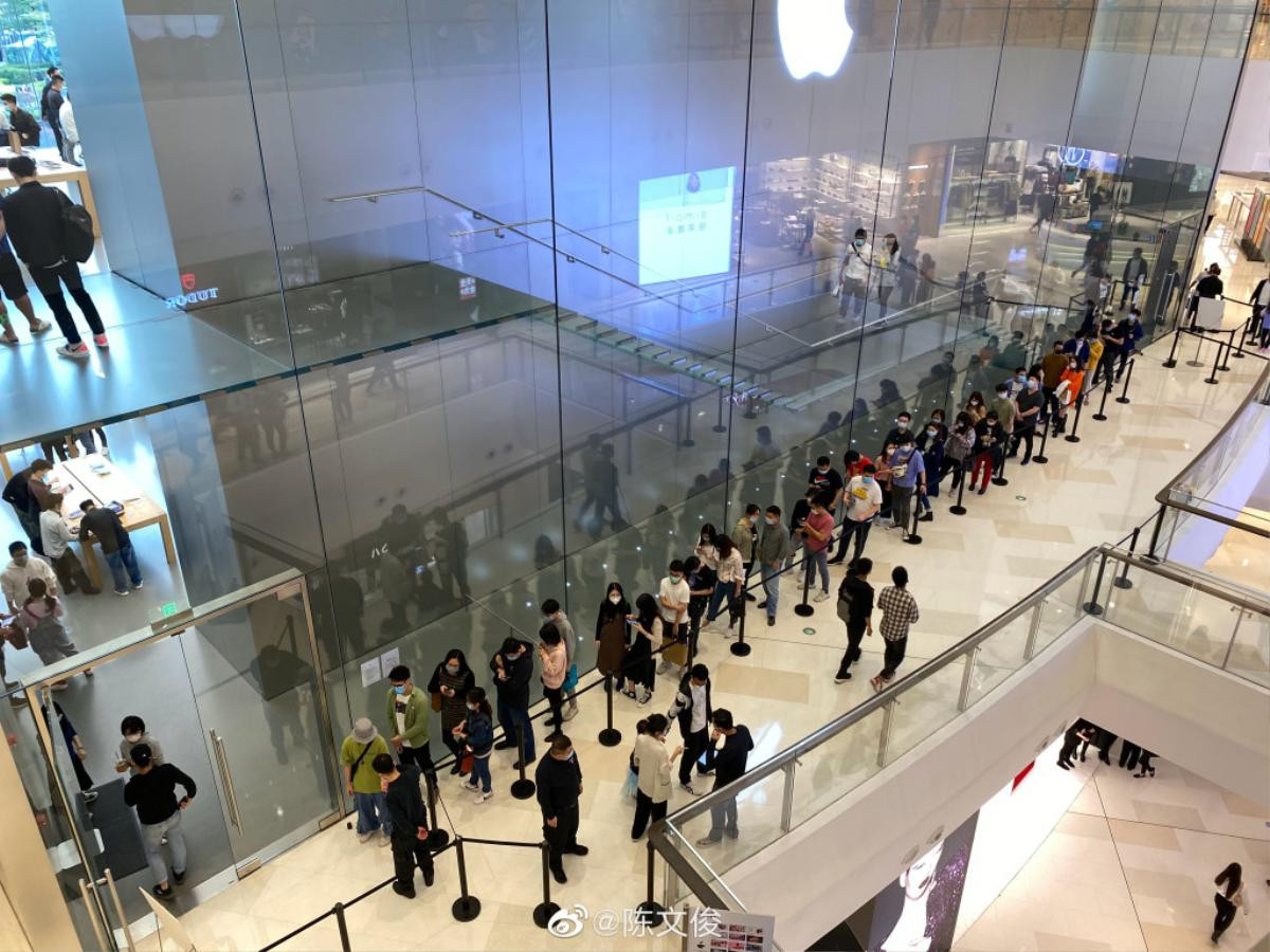 iFan Trung Quốc nô nức xếp hàng vào Apple Store sau nhiều ngày đóng cửa vì COVID-19 Ảnh 2