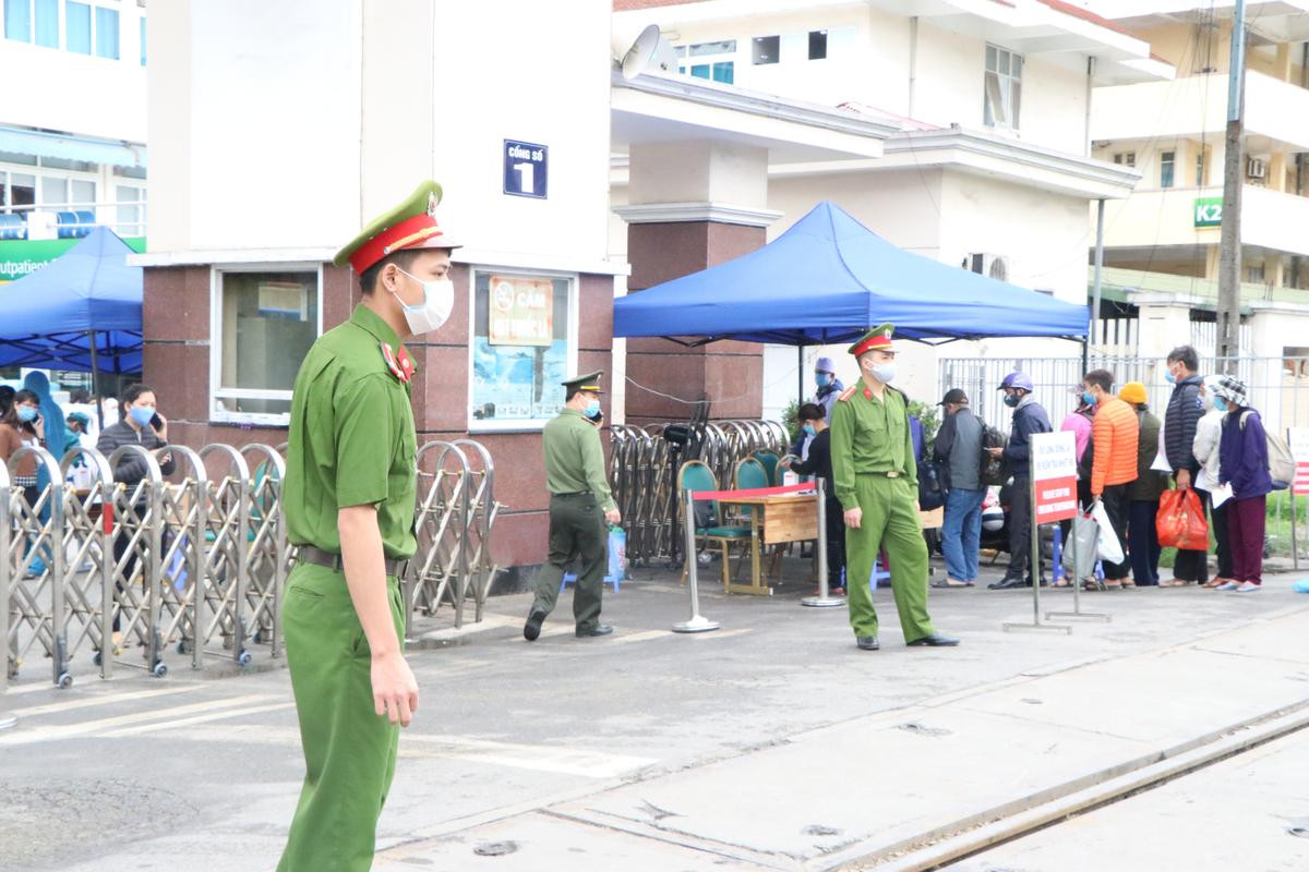 Dòng người xếp hàng dài chờ vào Bệnh viện Bạch Mai chạy thận sau 25 trường hợp liên quan nhiễm COVID-19 Ảnh 2