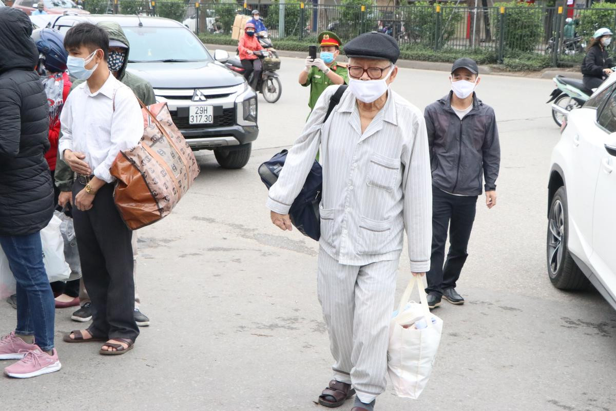 Dòng người xếp hàng dài chờ vào Bệnh viện Bạch Mai chạy thận sau 25 trường hợp liên quan nhiễm COVID-19 Ảnh 8