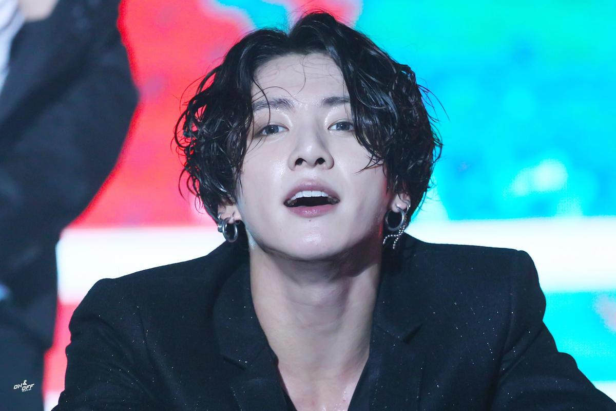 Bấn loạn trước 10 khoảnh khắc gợi cảm với mái tóc ướt át của Jungkook (BTS) Ảnh 9