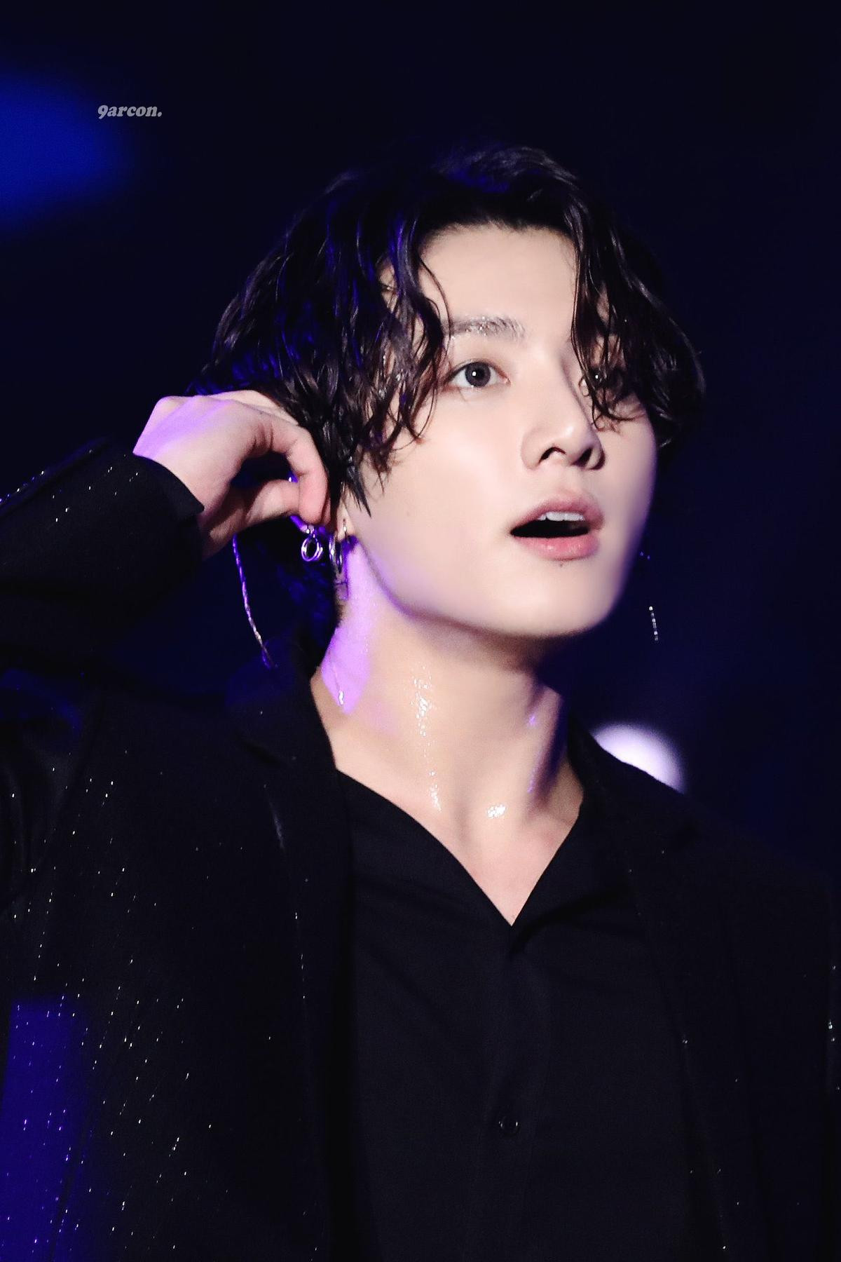 Bấn loạn trước 10 khoảnh khắc gợi cảm với mái tóc ướt át của Jungkook (BTS) Ảnh 1