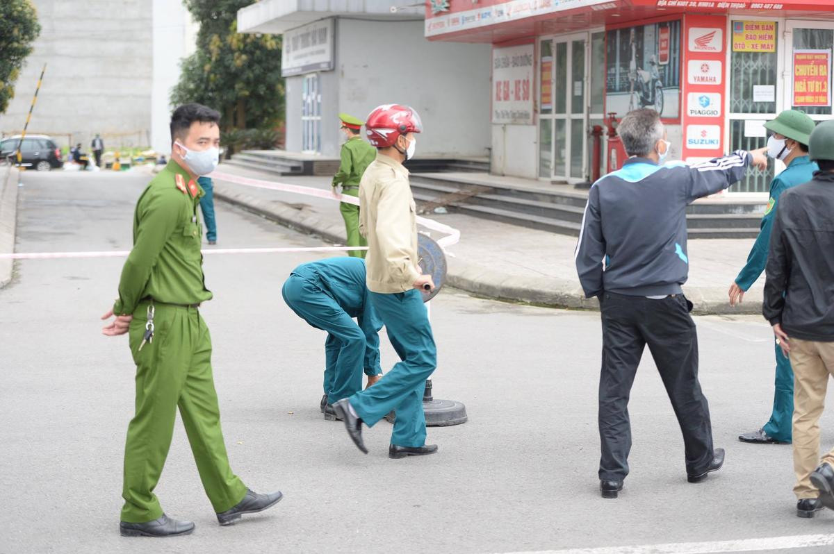 Ngủ qua đêm tại nhà bạn, cô gái bật khóc định bỏ trốn khỏi nơi có người nghi nhiễm COVID-19 Ảnh 3