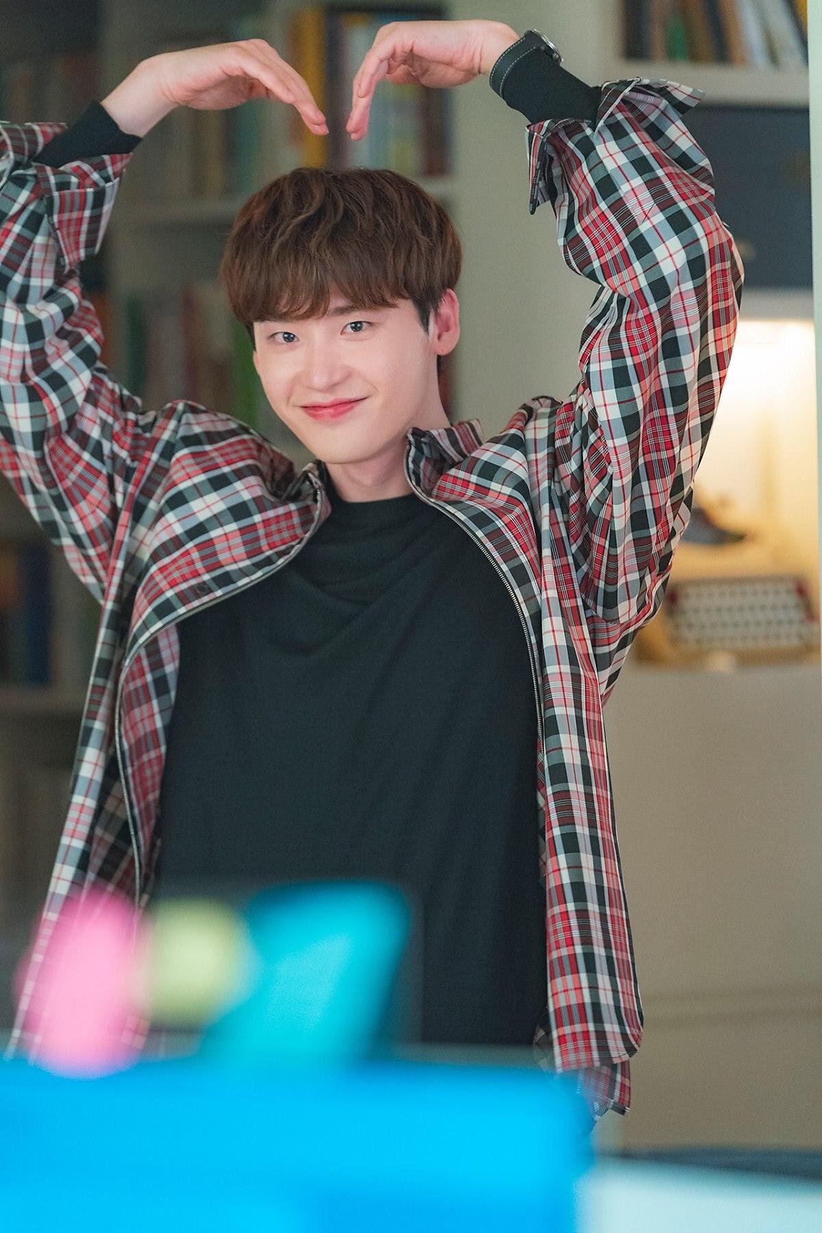 Lộ diện sau 1 năm mất tích, Lee Jong Suk khiến fan thức trắng đêm Ảnh 6