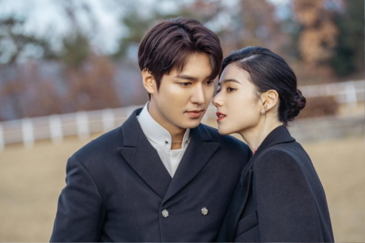 'The King': Căng thẳng hay Lee Min Ho - Jung Eun Chae chuẩn bị hôn? Ảnh 1