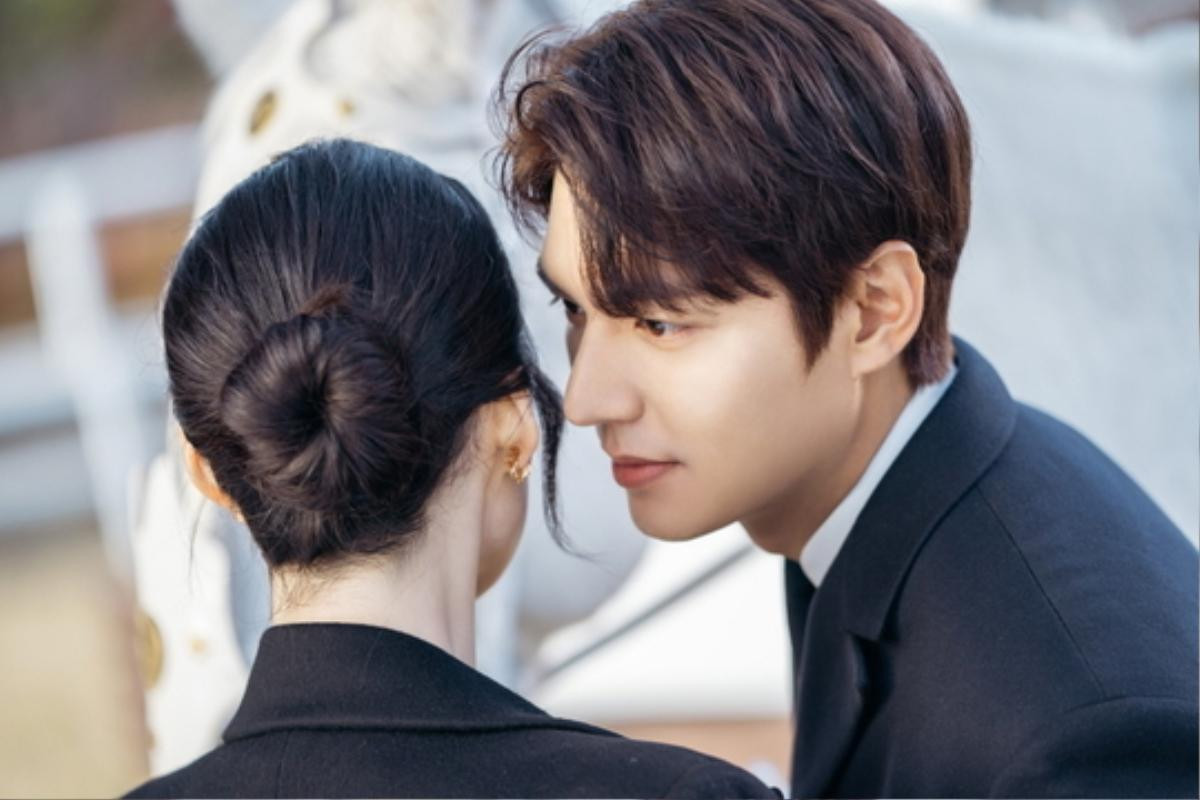 'The King': Căng thẳng hay Lee Min Ho - Jung Eun Chae chuẩn bị hôn? Ảnh 2