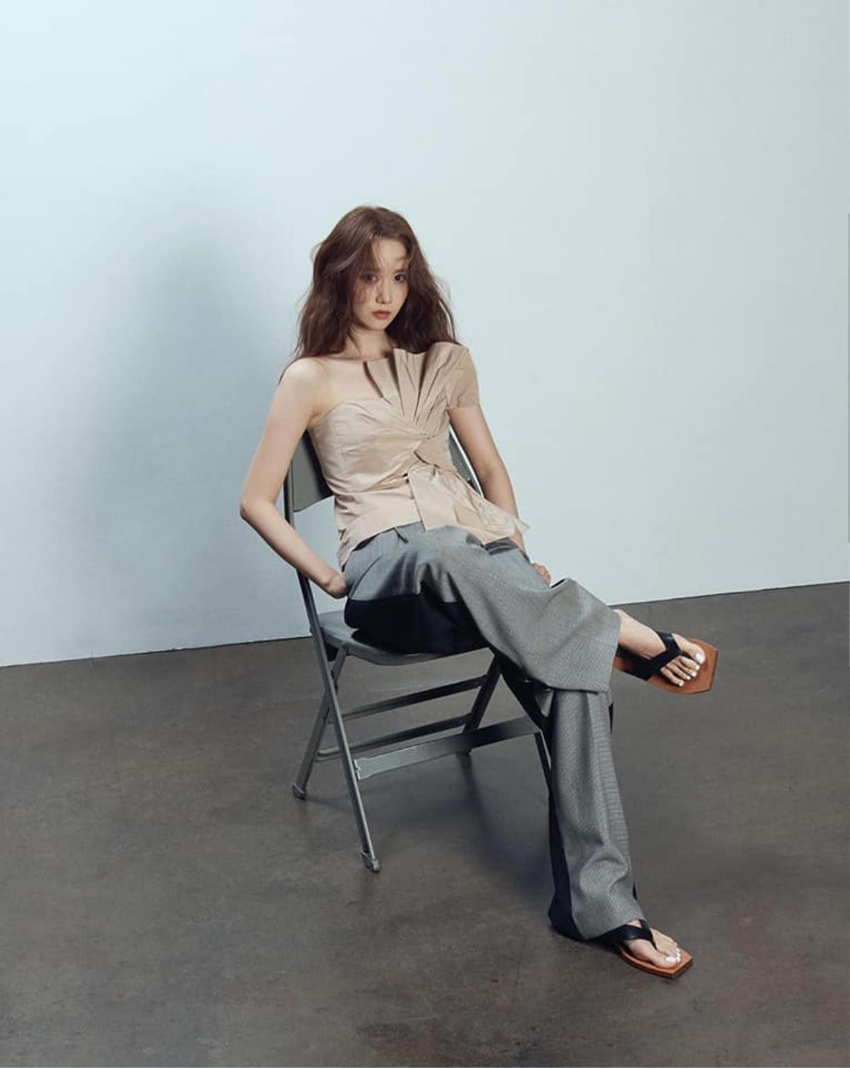 YoonA được khen ngợi hết lời trên tạp chí L'OFFICIEL: 'Cô ấy thật tinh tế và xinh đẹp' Ảnh 13