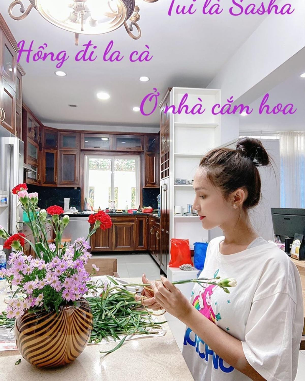 Hiến kế trang phục dân tộc đầu tiên cho Khánh Vân: Áo dài trắng, 'giỏ xe chở đầy hoa phượng' đẹp chuẩn Việt Nam Ảnh 9