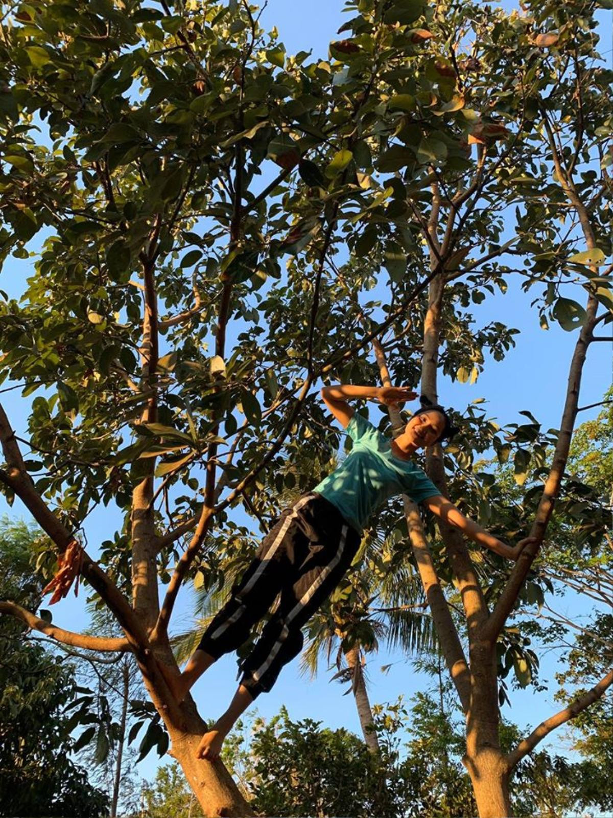 Về quê làm vườn, H'Hen Niê duyên dáng thừa nhận: 'Hen điên quá nên ế, làm hoa hậu mới có người vớt' Ảnh 12