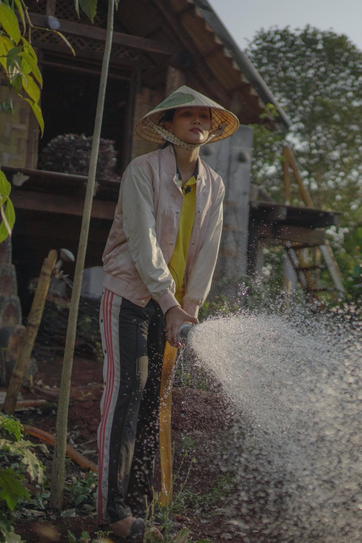 Về quê làm vườn, H'Hen Niê duyên dáng thừa nhận: 'Hen điên quá nên ế, làm hoa hậu mới có người vớt' Ảnh 6