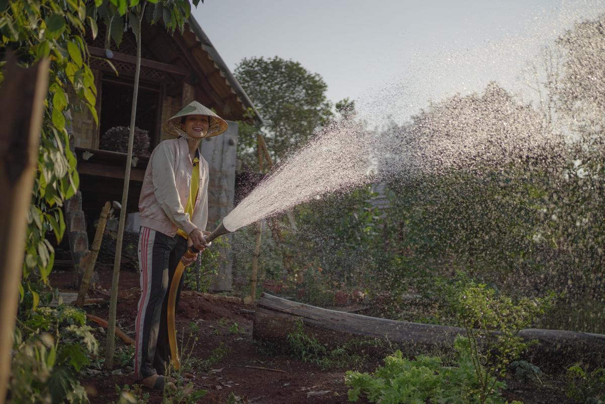 Về quê làm vườn, H'Hen Niê duyên dáng thừa nhận: 'Hen điên quá nên ế, làm hoa hậu mới có người vớt' Ảnh 5