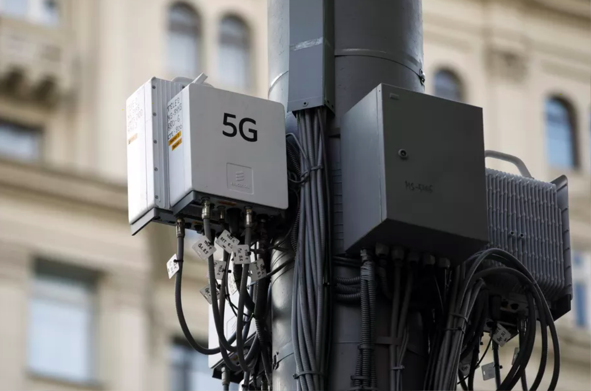 Người Anh đốt trạm phát sóng 5G vì cho rằng chúng gây ra virus corona Ảnh 1