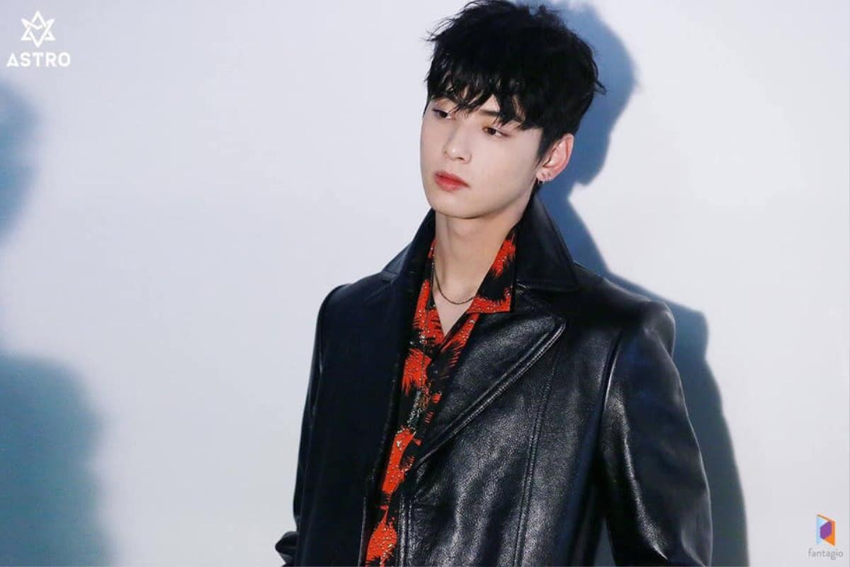 Những bức ảnh làm 'trai hư' của Cha Eunwoo (ASTRO) được 'đào mộ', cư dân mạng: 'Đẹp một cách điên rồ!' Ảnh 1