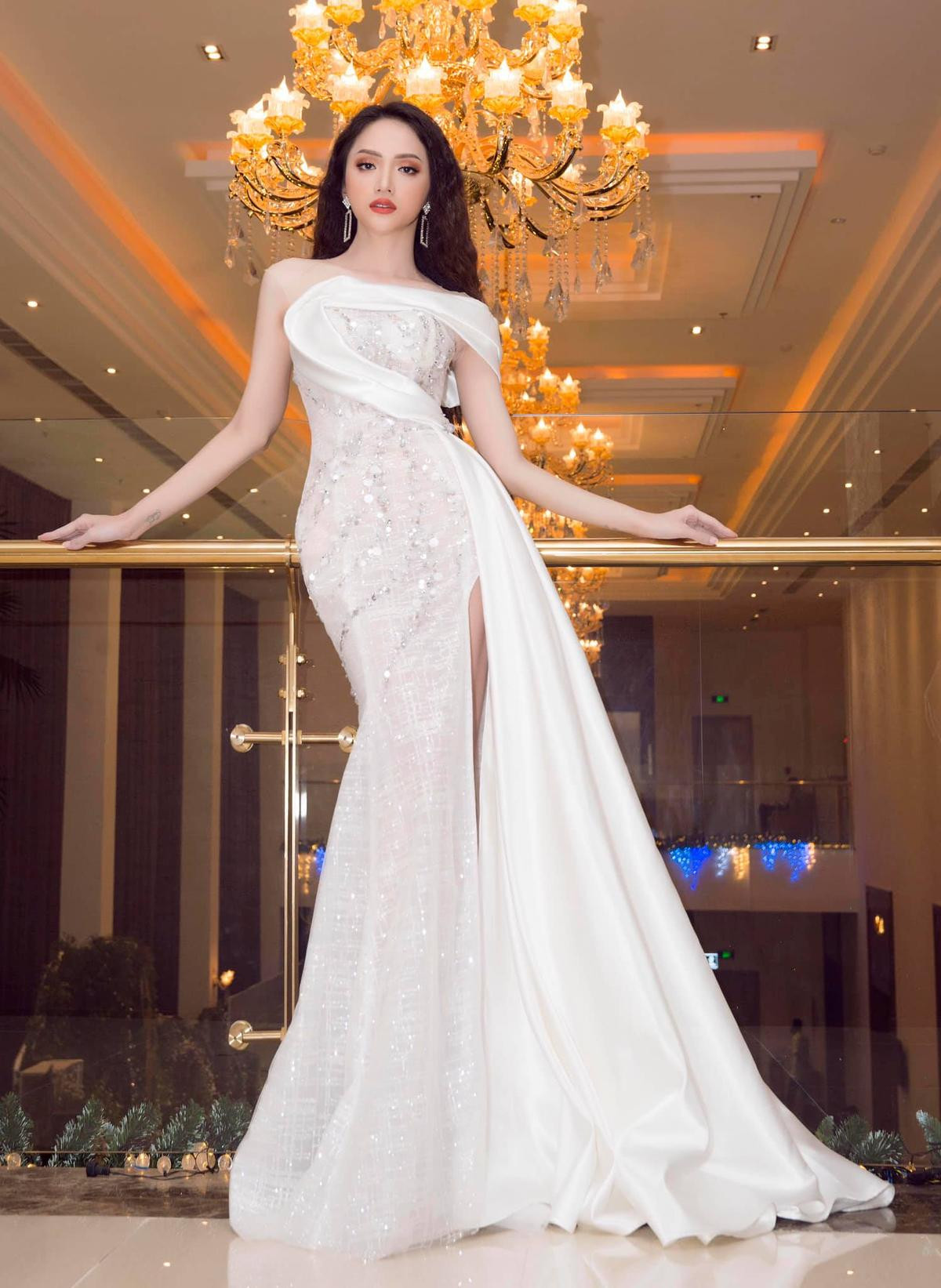 18 khoảnh khắc chứng tỏ Hương Giang là Vedette sàn catwalk - Nữ hoàng thảm đỏ showbiz Việt Ảnh 15