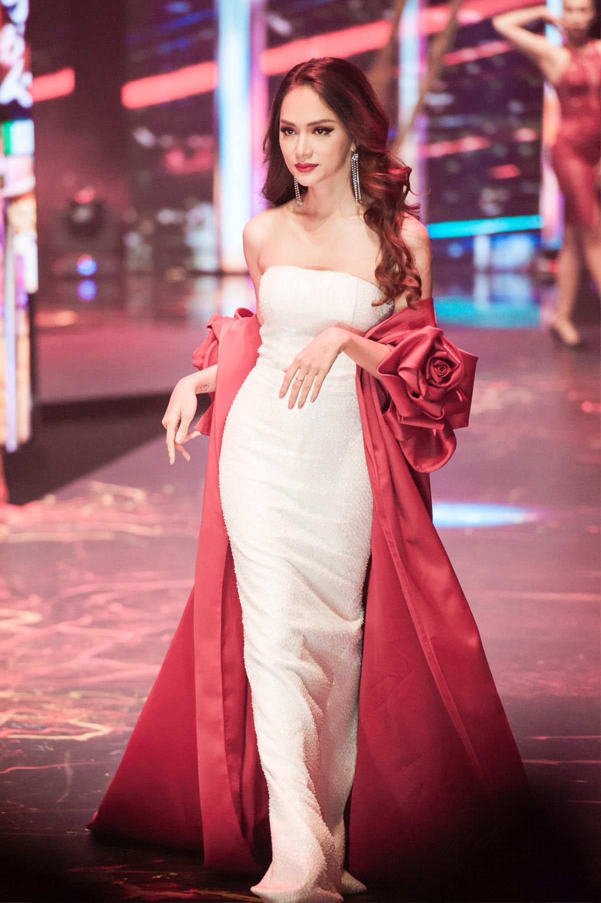 18 khoảnh khắc chứng tỏ Hương Giang là Vedette sàn catwalk - Nữ hoàng thảm đỏ showbiz Việt Ảnh 3