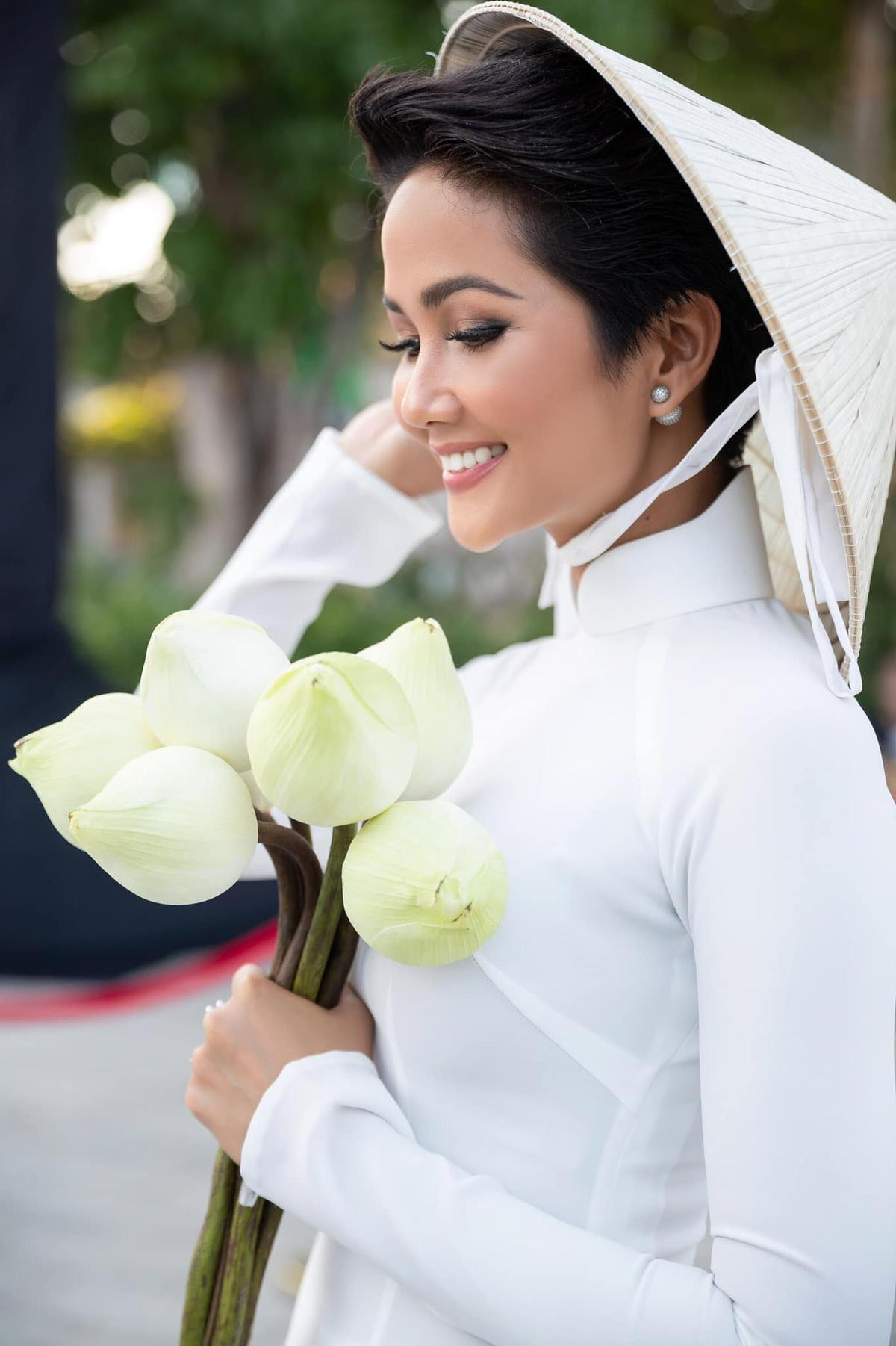 H’Hen Niê dạy Khánh Vân hô tên 'sang chảnh', ủ mưu mang theo xe đạp khi thi Miss Universe để diễn áo dài Ảnh 6