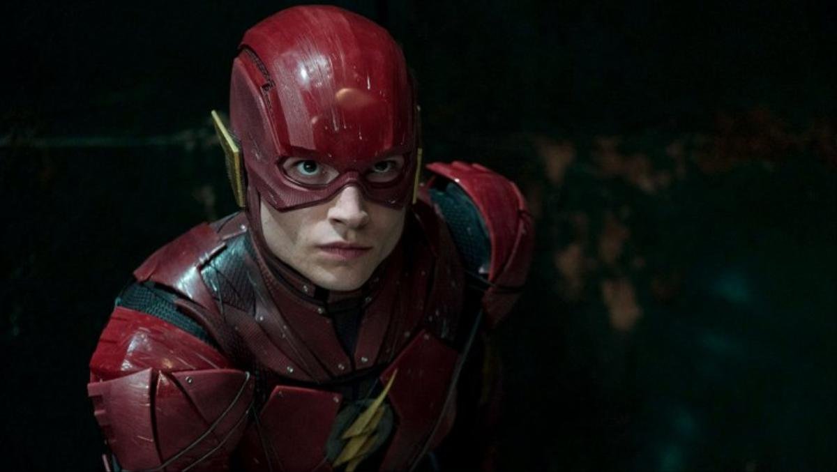 Đoạn clip ghi lại cảnh Ezra Miller - The Flash của DC bóp cổ rồi ném fan nữ xuống sàn Ảnh 2