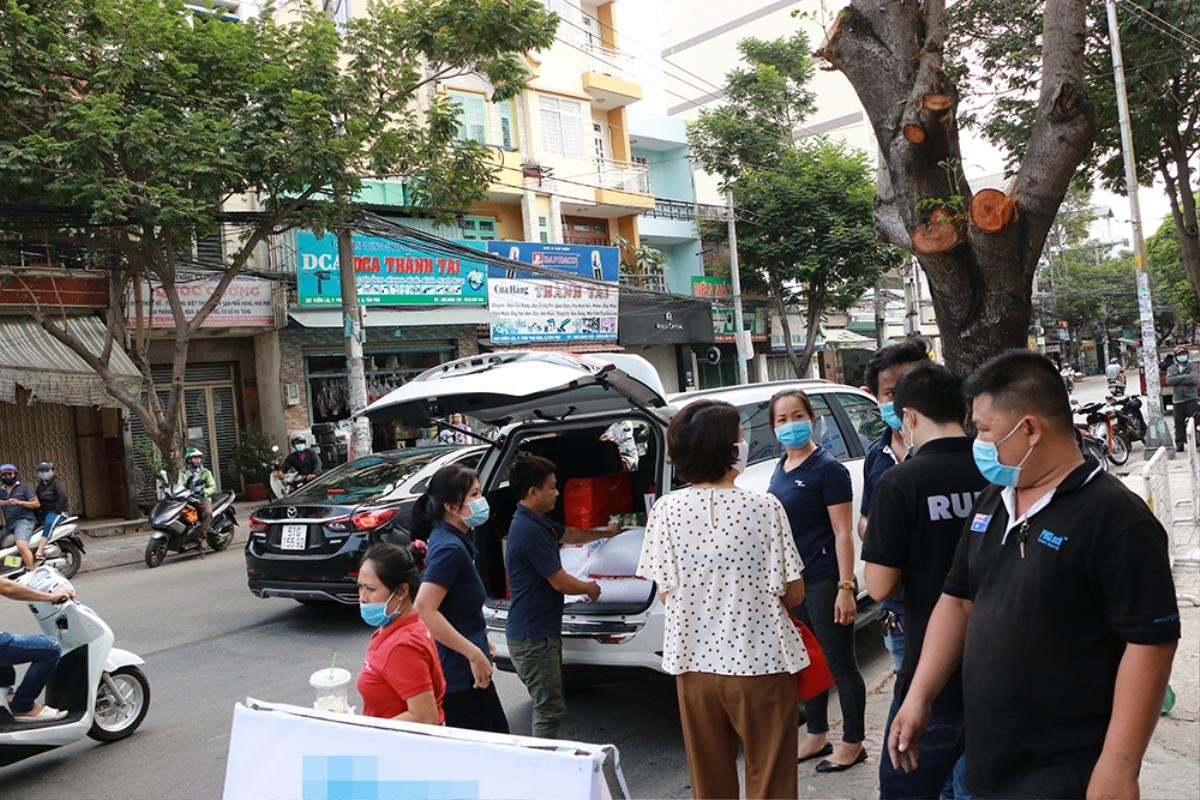 Ấm lòng mùa dịch với 'ATM gạo' dành cho người nghèo ở TP HCM Ảnh 10