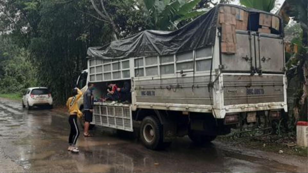 14 người gồm cả trẻ em và người già trốn trong thùng xe tải né chốt kiểm dịch để về quê dự đám tang Ảnh 1