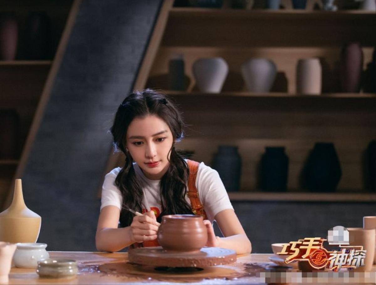 AngelaBaby bị chỉ trích giả tạo trong hình ảnh show mới ‘Xảo thủ thần thám’ Ảnh 4