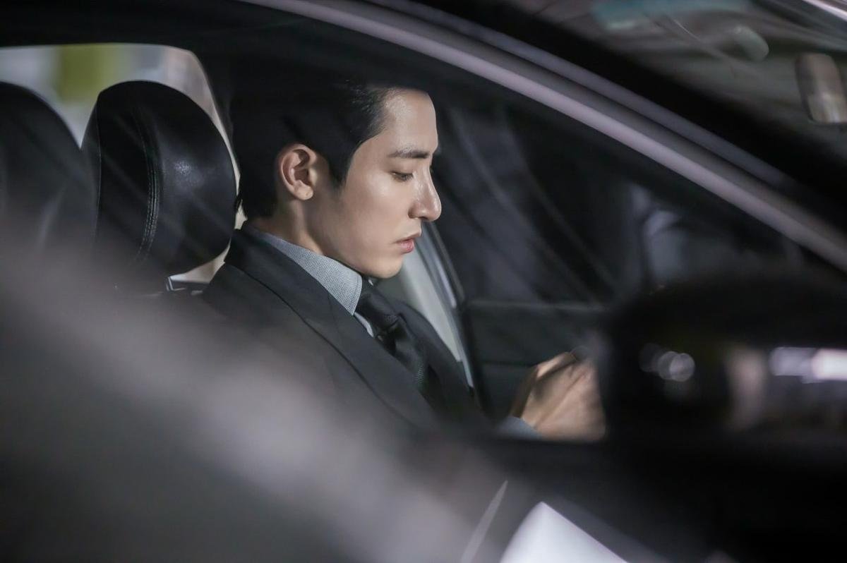 Hé lộ loạt ảnh 'đẹp trụy tim' của 'Hoàng tử Vampire' Lee Soo Hyuk trong phim mới đề tài tái sinh Ảnh 5