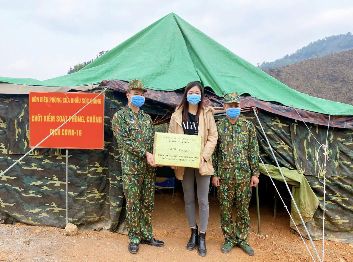 Hoa hậu Lương Thùy Linh đến thăm, tặng quà chiến sĩ bộ đội biên phòng Cao Bằng Ảnh 7