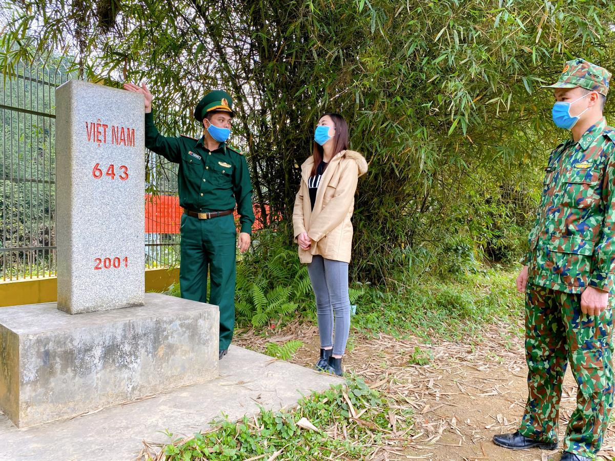 Hoa hậu Lương Thùy Linh đến thăm, tặng quà chiến sĩ bộ đội biên phòng Cao Bằng Ảnh 2