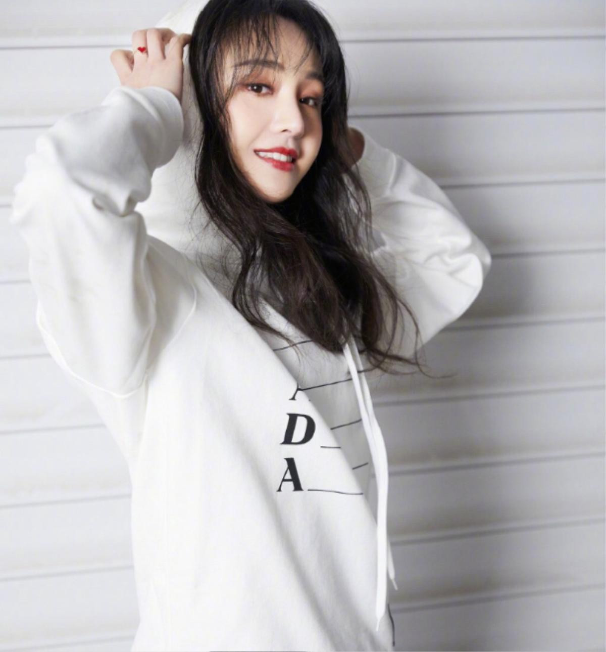 Áo hoodie mang ý nghĩa đặc biệt mà từ fashionista Ý đến dàn sao Châu Á ai cũng mê Ảnh 5