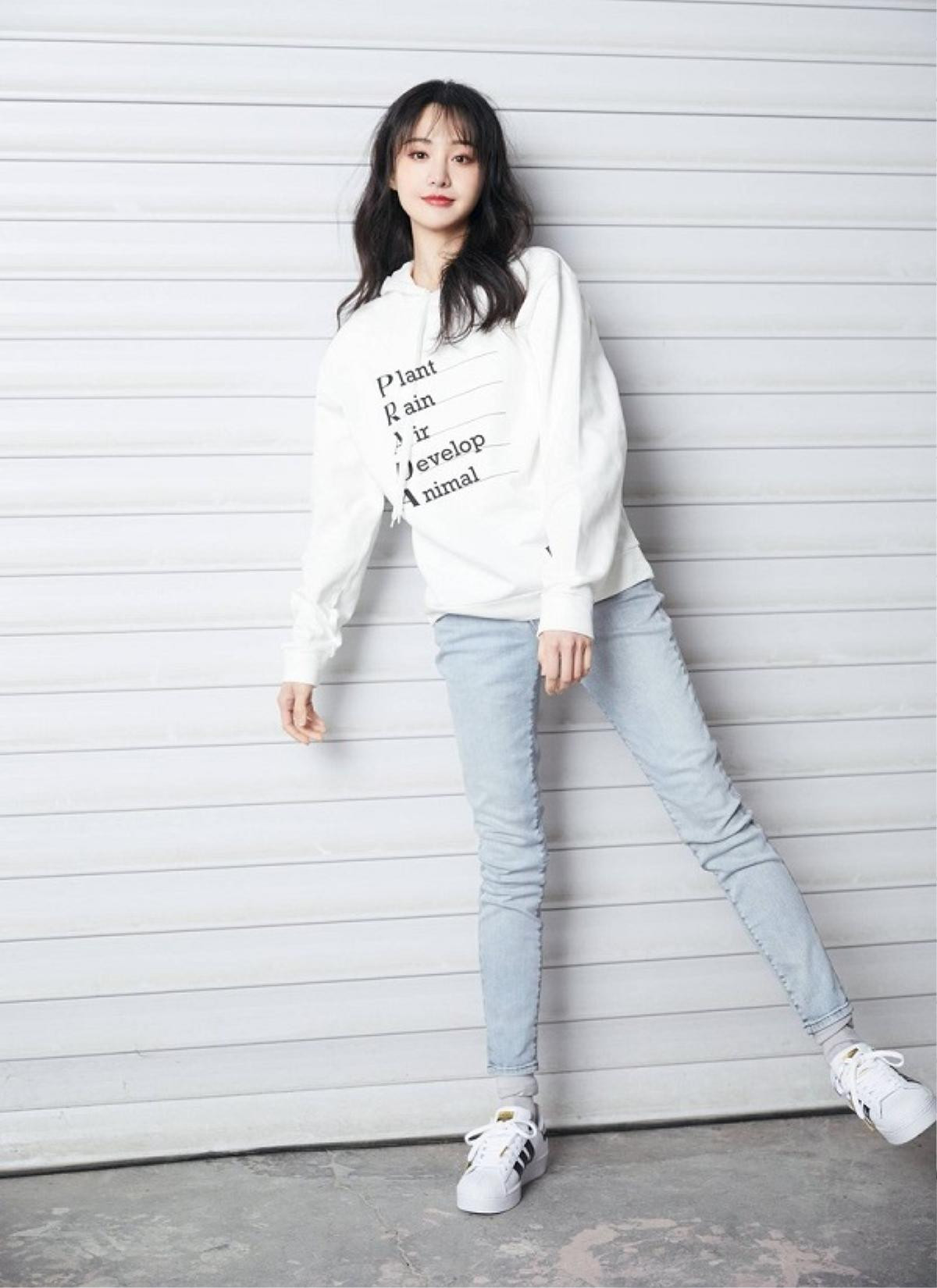 Áo hoodie mang ý nghĩa đặc biệt mà từ fashionista Ý đến dàn sao Châu Á ai cũng mê Ảnh 6