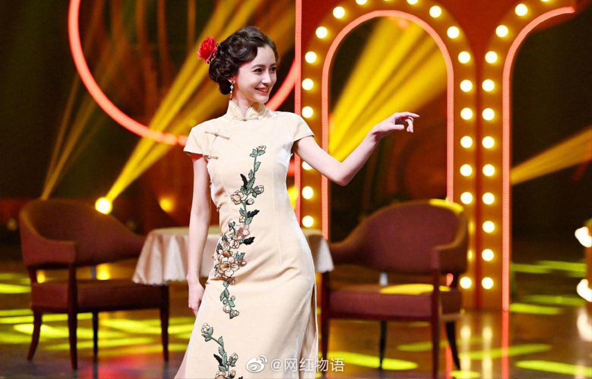 AngelaBaby ma mị với trang phục sườn xám trong show 'Vương Bài Đối Vương Bài' Ảnh 4