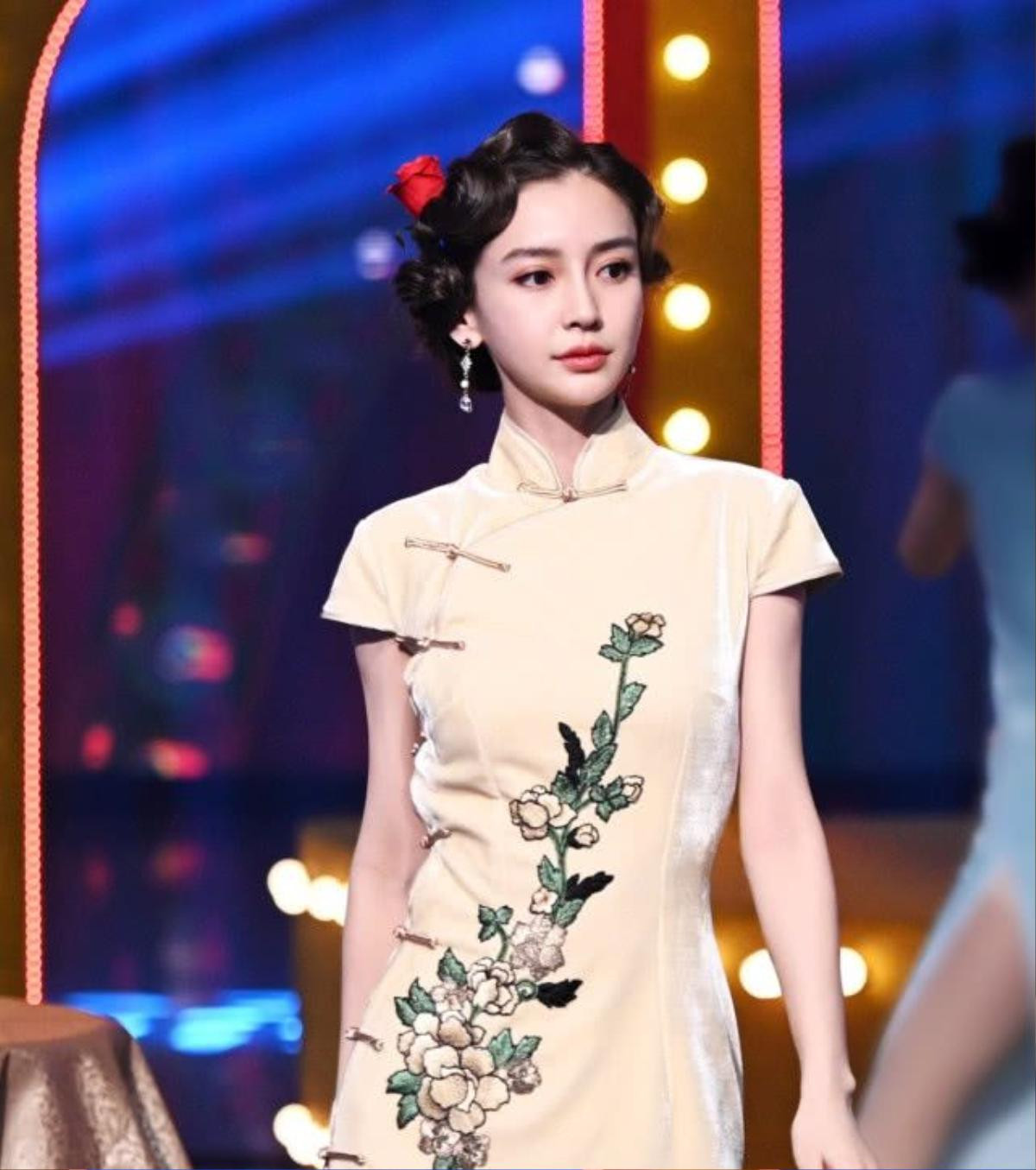 AngelaBaby ma mị với trang phục sườn xám trong show 'Vương Bài Đối Vương Bài' Ảnh 1