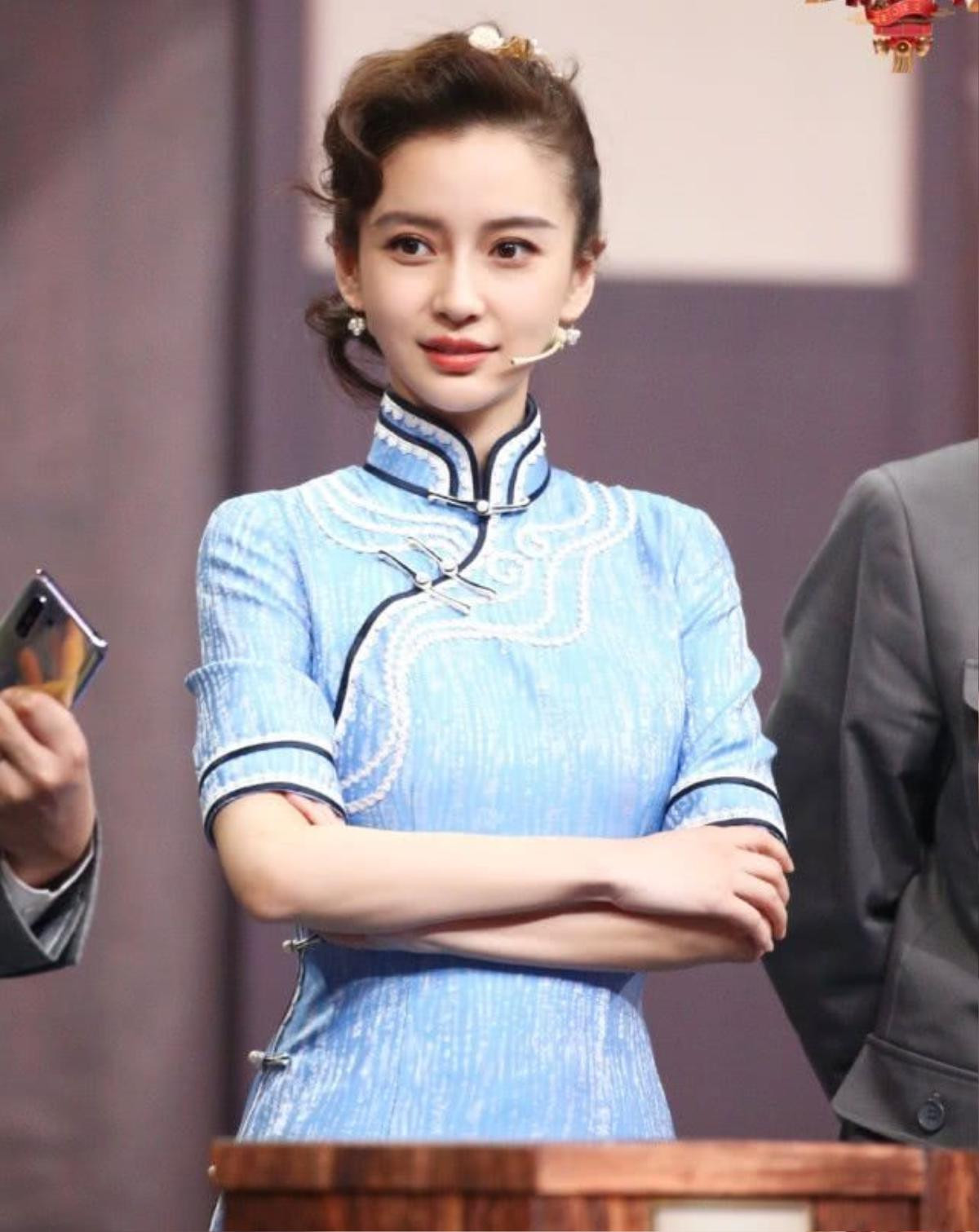 AngelaBaby ma mị với trang phục sườn xám trong show 'Vương Bài Đối Vương Bài' Ảnh 8