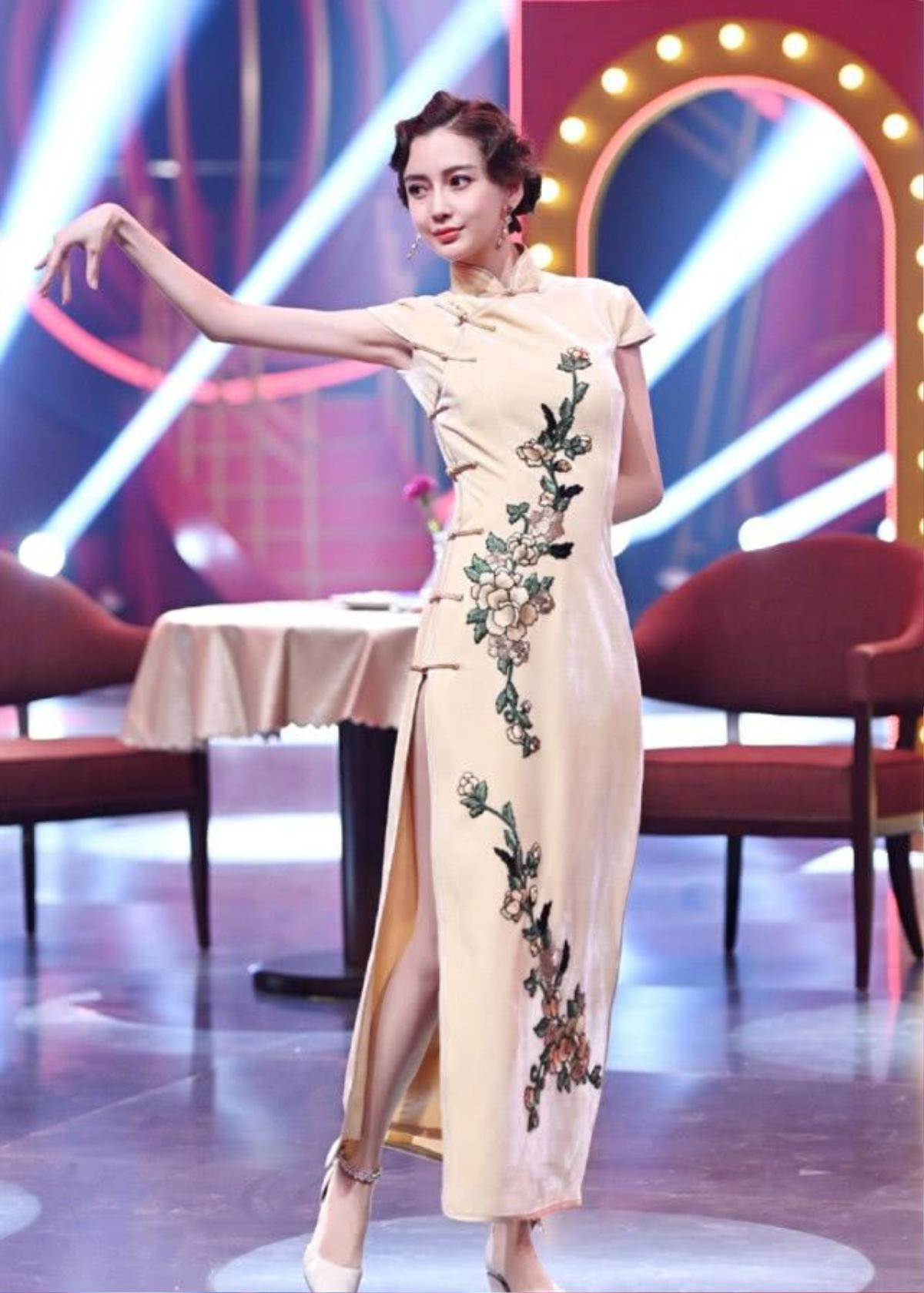 AngelaBaby ma mị với trang phục sườn xám trong show 'Vương Bài Đối Vương Bài' Ảnh 2