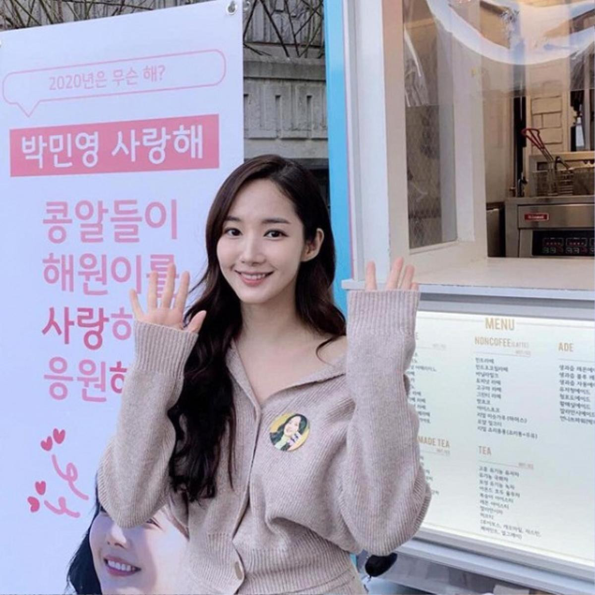 Đón hè duyên dáng với cardigan mỏng manh như Thư ký Kim Park Min Young Ảnh 5