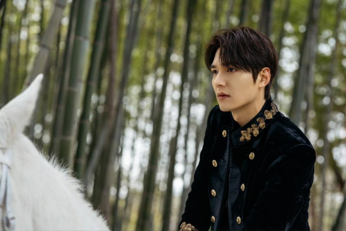 'The King: Eternal Monarch' - Lee Min Ho và Lee Jung Jin sẽ tạo nên một cuộc đối đầu đẫm máu? Ảnh 3