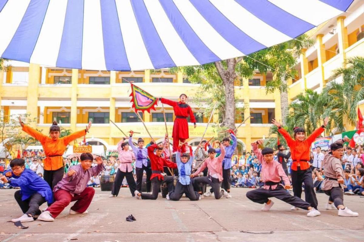 Bài nhảy flashmob đậm chất sử ca dân tộc của học sinh THPT Marie Curie khiến CĐM phấn khích Ảnh 1