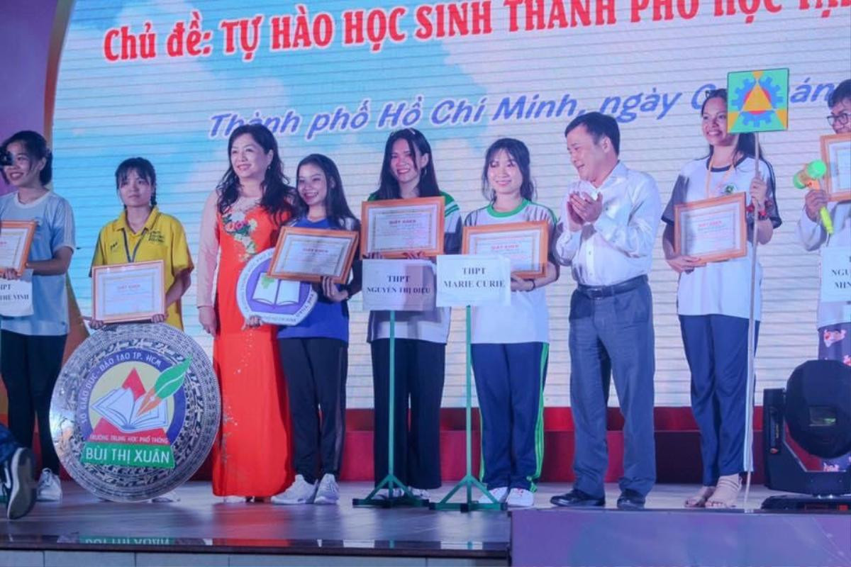 Bài nhảy flashmob đậm chất sử ca dân tộc của học sinh THPT Marie Curie khiến CĐM phấn khích Ảnh 4